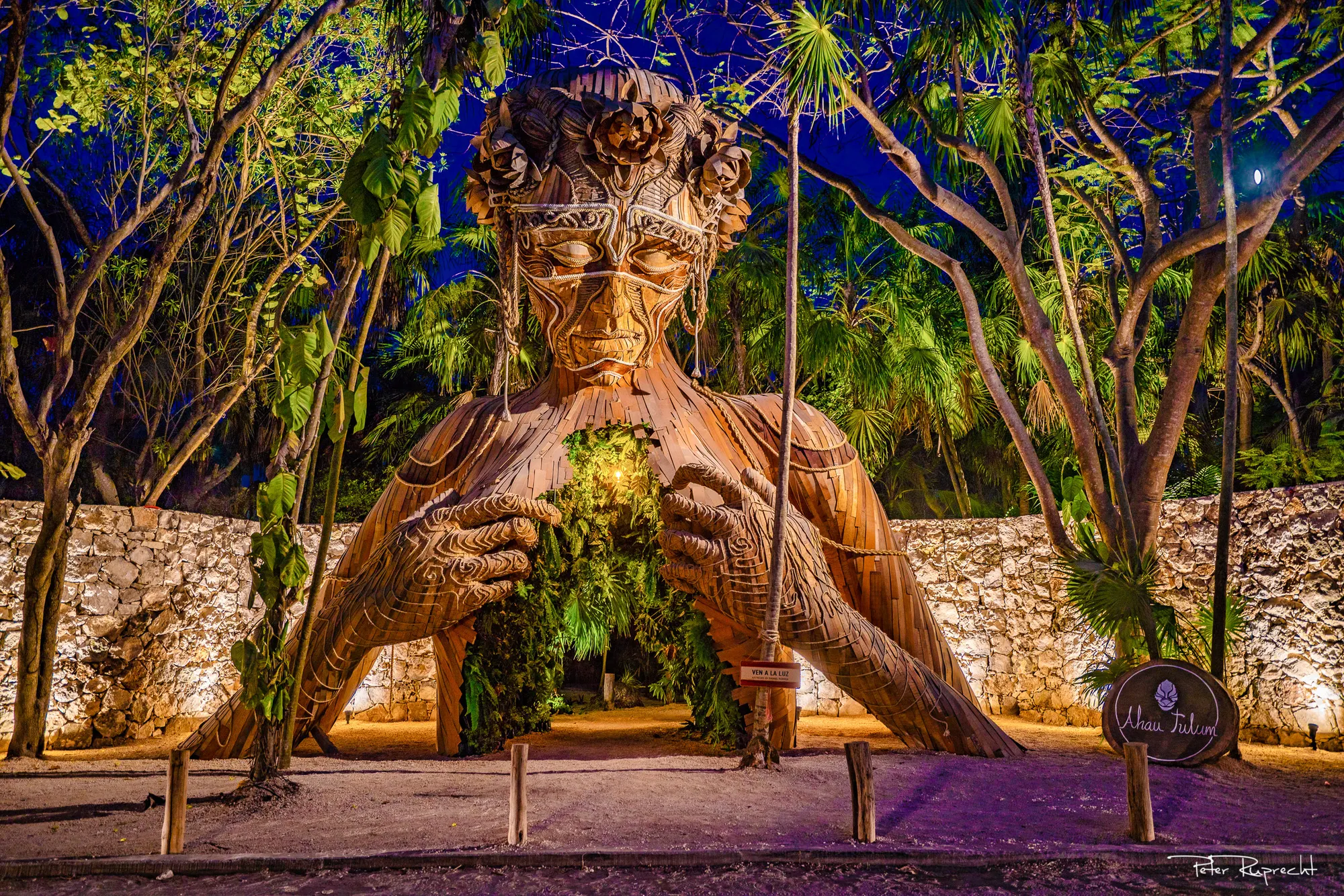 Ven a la Luz sculpture — 4